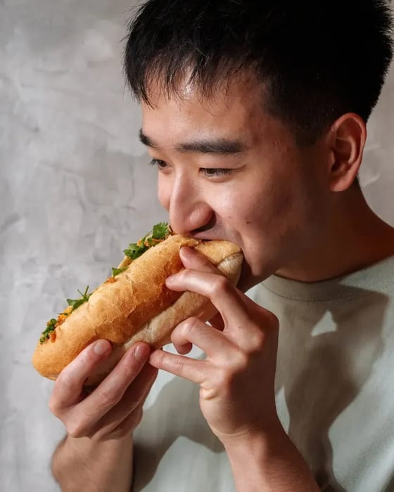 Host se zakusuje do bagety bánh mì s bylinkami